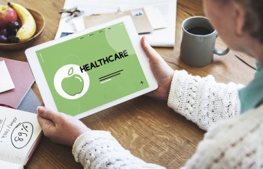 Dijital tablet tutan kadın 