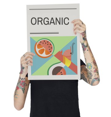 Dövmeli kişi holding afiş.