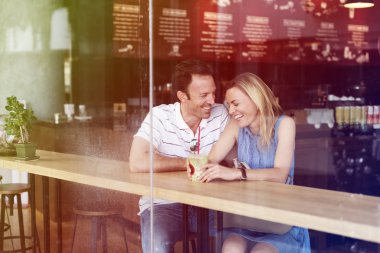 Çiftler birlikte vakit geçiriyorlar.