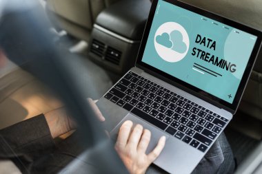 Arabaya dizüstü kullanarak işadamı