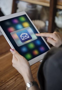 Dijital tablet kullanan kişi 