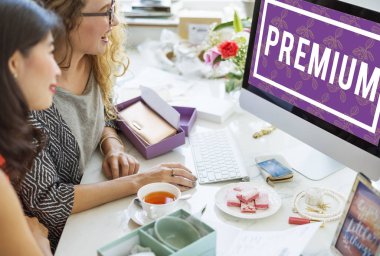 bilgisayar ile masada oturan kadın