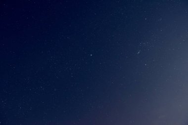 Güzel bir gece gökyüzü parlak yıldız ile