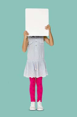 boş afişini suratla kapsayan kız