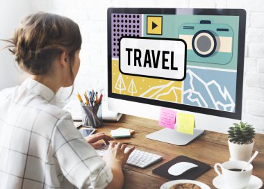 bilgisayar ile çalışan kadın