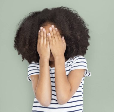 Afrikalı kız elleri arkasında yüz gizleme