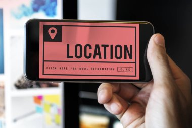 El ele tutuşan akıllı telefon. 