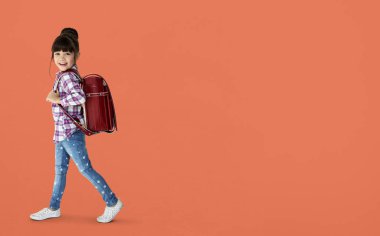 Sırt çantası ile sevimli küçük kız