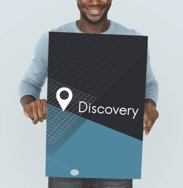 Afrika adam grafik afiş tutarak 