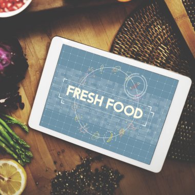 malzemeler ve tablet ile mutfak masası