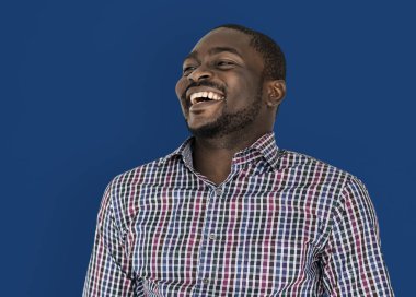 gülümseyen Afrika asıllı adam