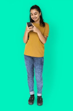 Akıllı telefon kullanan kadın 