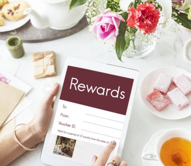 Dijital tablet tutan eller kadın