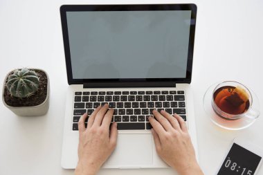 Dizüstü bilgisayarda çalışan kadın