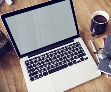 Açık tablo üstünde laptop 