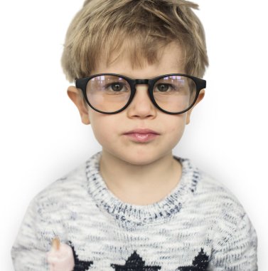 Beyaz çocuk gözlük takıyor