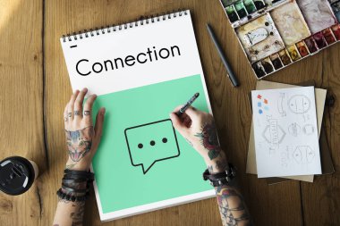 Dövmeli kişi Not Defteri'nde çizim 