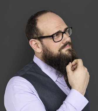 düşünceli sakallı adam 