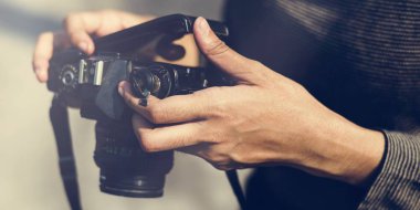 fotoğraf makinesi tutan kadın