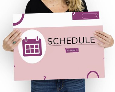 Kadın afişini tutar