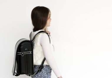 Sırt çantalı liseli kız