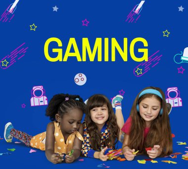 birlikte oynayan çok ırklı kızlar