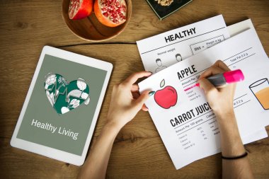 Kadın dijital tablet ile planı yapma