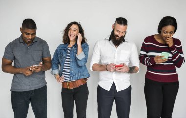 İnsanlar dijital cihazlar