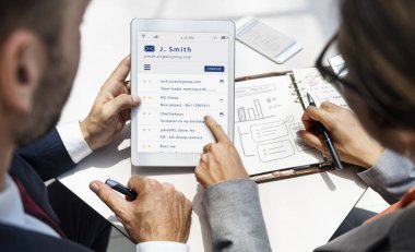 Dijital tablet kullanarak iş adamları 