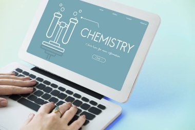 Dizüstü bilgisayarda yazan kadın klavyesi