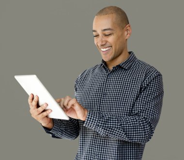 Dijital tablet kullanan adam