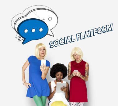  Dijital cihazlar kullanarak kadınlar