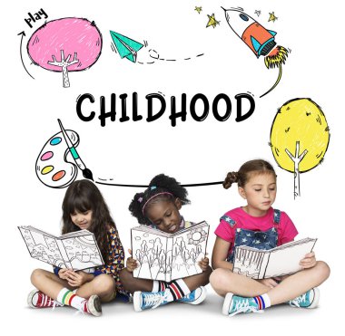 Küçük Kızlar Birlikte Oynuyor