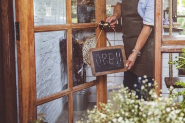 ahşap açık işareti penceresinde asılı adam 