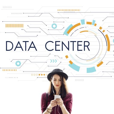 Akıllı telefon tarama şapkalı kadın