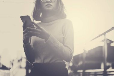 Akıllı telefon kullanan kadın