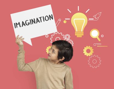  Çocuk konuşma balonunu tutuyor