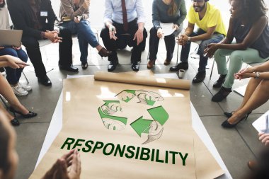 çemberde poster üzerinde oturan insanlar