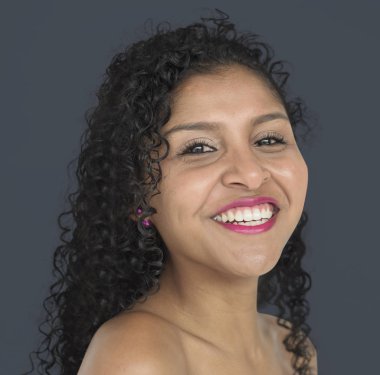 Kıvırcık saçlı genç kadın. 