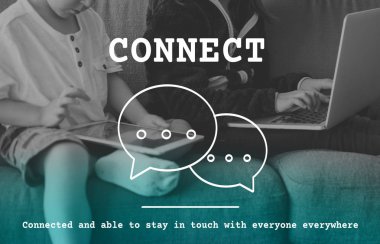 kız ve erkek kardeş dijital cihazlar kullanarak