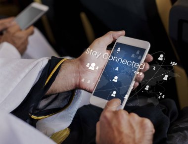 Cep telefonu ellerinde.