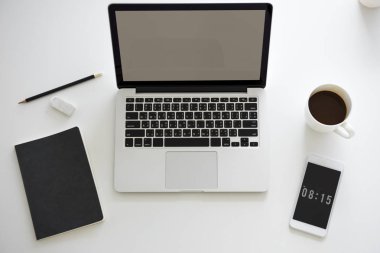 Açık tablo üstünde laptop 