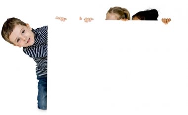 Çocuk afişini saklanıyor