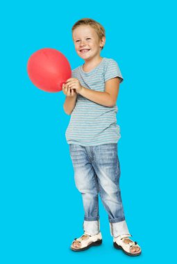 Kırmızı hava balonu çocukla