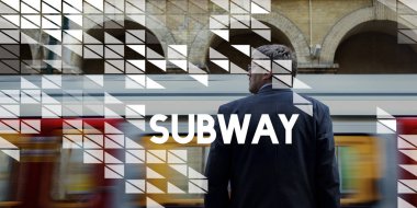 Metroda ayakta işadamı