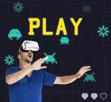 Adam visualiaing gerçeklik Gadget'ı kullanma 