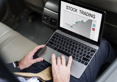 Arabaya dizüstü kullanarak işadamı