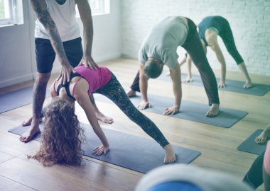 İnsanlar esneme egzersizleri yapıyor.