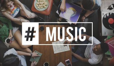 kafede oturan arkadaşlar