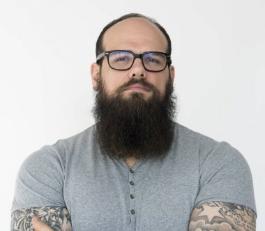 sakallı adam gözlük ile